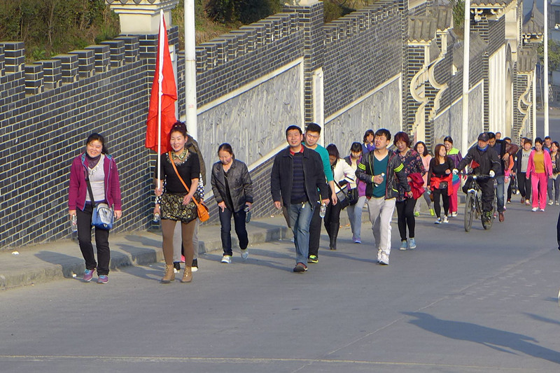 2015年3月8日寶業(yè)集團開展“香溪洞-吉河徒步踏青活動”慶祝三八節(jié)！
